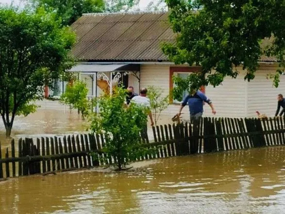 Размытые дороги и подтоплены мосты: появились фото последствий стихии на Прикарпатье и Буковине