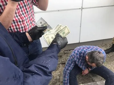 Во Львовской области задержали пограничника за попытку наладить канал контрабанды сигарет