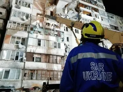 Взрыв в многоэтажке Киева: поиск людей под завалами приостановили из-за непогоды