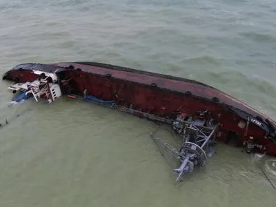 Правоохранители расследуют загрязнение моря возле затонувшего судна в Одессе
