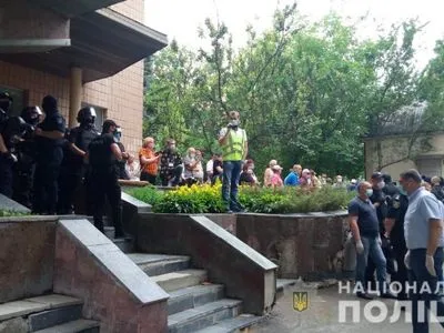 В Харькове произошли стычки из-за диспансера для больных COVID-19, пострадали двое полицейских