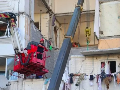 Взрыв в доме в Киеве: к уборке разрушенных конструкций привлекли автокран
