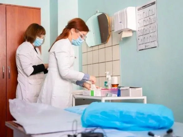 v-ukrayini-za-dobu-koronavirusnu-khvorobu-viyavili-u-45-ditey-ta-48-medikiv