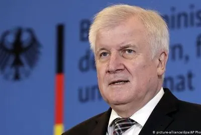 Глава МВС Німеччини подасть в суд на журналістку за статтю про поліцію