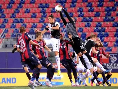 Роналду оформил победный гол в первой игре "Ювентуса" после рестарта Серии А