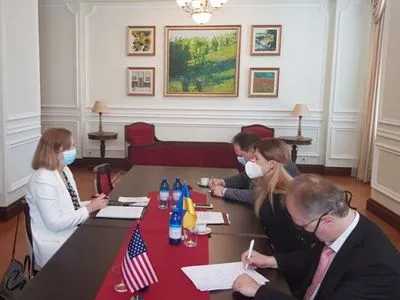 Джапаров обсудила с временно поверенной США расширение гуманитарных проектов помощи