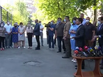 Несмотря на самоизоляцию: Зеленский передал ключи от новых квартир пострадавшим от взрыва на Позняках