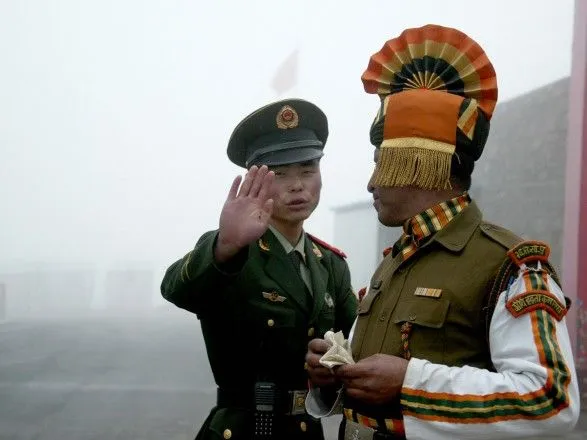 Китай перебрасывает войска к границе с Индией, на индийской территории отказываются селить в гостиницы и выселяют китайцев