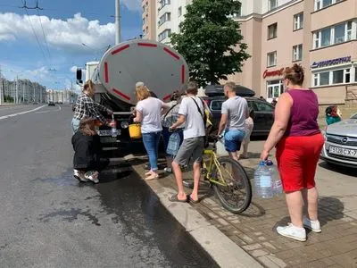 Из-за вероятного загрязнения воды - 750 тысячам жителей Минска запретили пить воду, в городе очереди к цистернам
