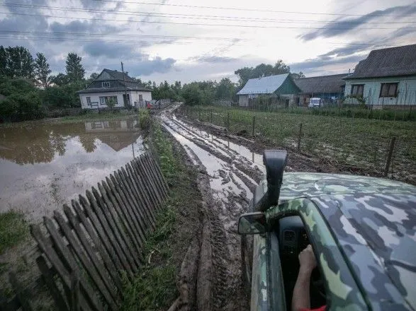 Через паводки затопило близько 5 тис. колодязів, гігантська проблема з питною водою - Аваков