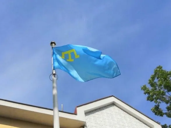Українські дипломати по всьому світу підняли кримськотатарські прапори