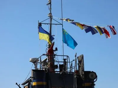 На возвращенном из плена РФ буксире "Яны Капу" подняли крымскотатарский флаг