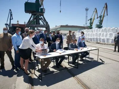 Зеленский принял участие в подписании первой морской концессии в Херсонской области