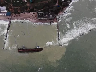В Одесі обмежили доступ на пляж біля затонулого танкера Delfi