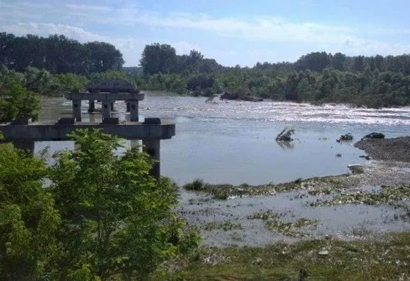 На Буковине наводнение разрушило мост, соединявший два района