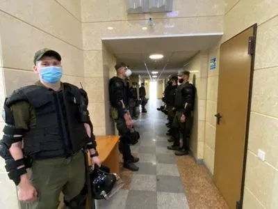 Стерненко прибыл в апелляционный суд, в здании много правоохранителей