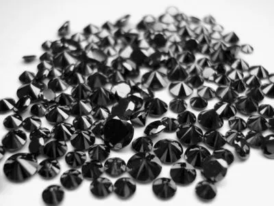 Из Индии в Украину хотели незаконно переправить более 90 карат черных бриллиантов