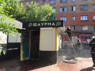 В Киеве горел закрытый киоск шаурмы