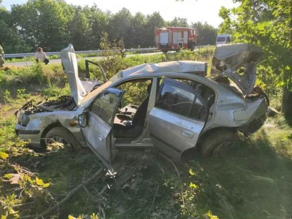 На Запоріжжі через зіткнення автомобіля з деревом загинула жінка, четверо осіб постраждали