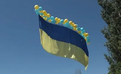 В сторону оккупированного Донецкая запустили 15-метровый флаг Украины