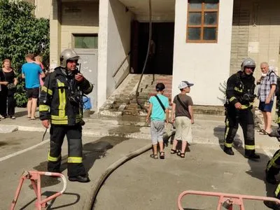 Пожежа на Позняках: рятувальники ліквідували загорання у багатоповерхівці