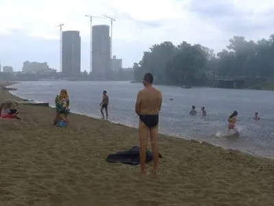 У Києві очікується гроза: відпочивальників закликали утриматися від купання