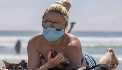 В Минздраве назвали условия, когда можно не носить маску на пляже