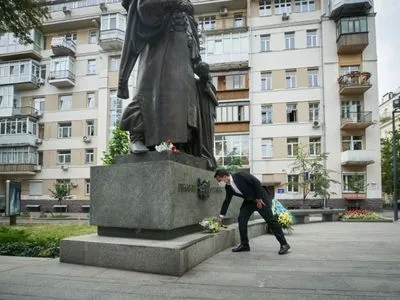 Зеленский возложил цветы к памятнику создателю первой украинской Конституции Пилипу Орлику