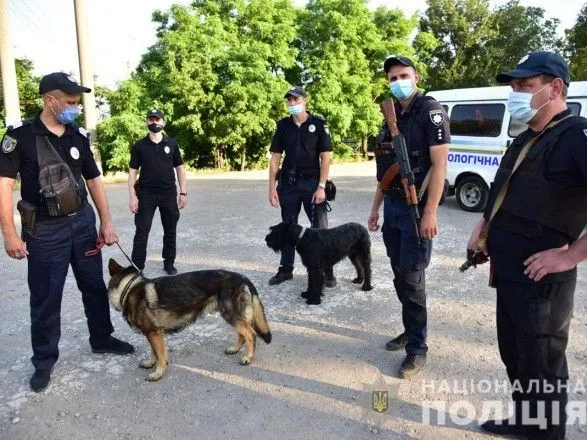 Во время рейда в Мариуполе полицейские изъяли оружие и наркотики