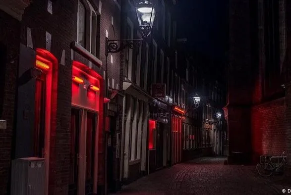Квартал червоних ліхтарів у Амстердамі відновлює роботу