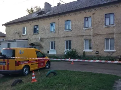 У багатоквартирному будинку на Київщині обвалилася покрівля