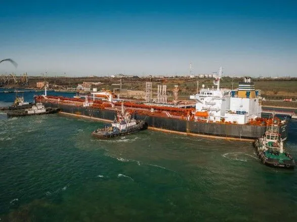 В Украине разгружают пятый танкер с нефтью для Беларуси