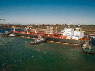 В Україні розвантажують п’ятий танкер з нафтою для Білорусі