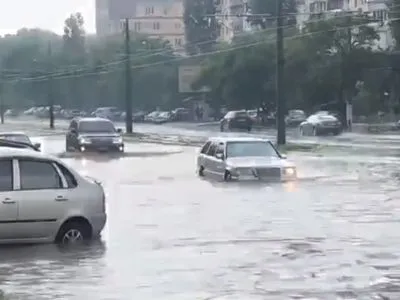 Венеція відпочиває: в Одесі злива затопила центр міста