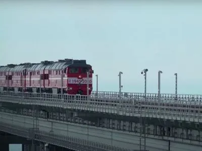 Россия запустила движение грузовых поездов в оккупированный Крым