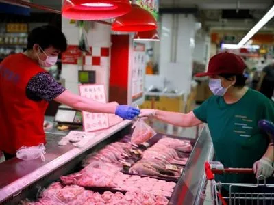 Китай частково припинив імпорт м'яса на тлі побоювань COVID-19