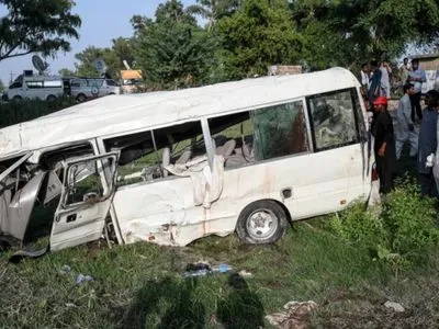 У Пакистані поїзд протаранив автобус з паломниками: понад 20 загиблих