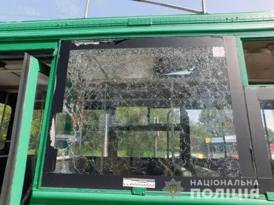 Бросил камень в троллейбус и травмировал пенсионерку: киевлянин предстанет перед судом