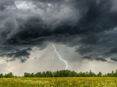 Українців попередили про погіршення погоди: очікуються грози і град