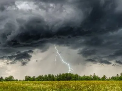 Українців попередили про погіршення погоди: очікуються грози і град