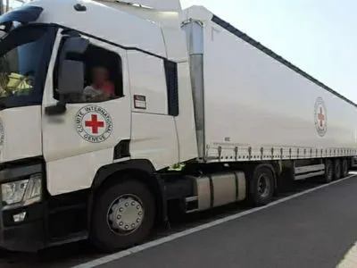П’ять вантажівок з гумдопомогою від МКЧХ направилися до Донецька