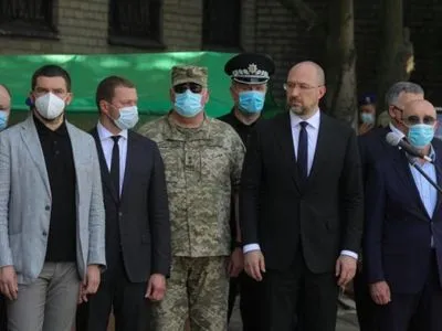 Шмыгаль в Донецкой области открыл мемориальную стелу и вручил госнаграды военным