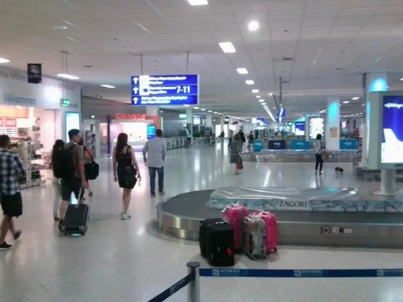 Стало відомо, чому не пропустили українців в аеропорту Афін