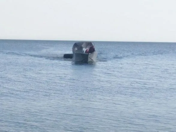 В Николаевской области во время непогоды лодку с рыбаками унесло в открытое море