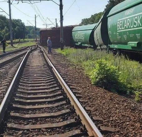 Грузовой поезд сошел с рельсов в Кировоградской области