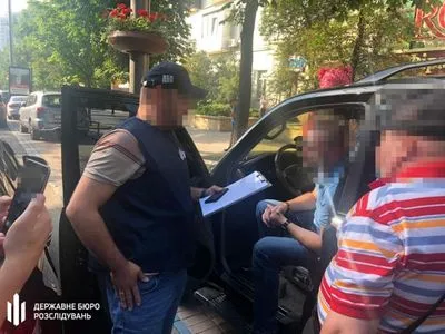 Обещал устроить на работу за 3 тыс. долларов: в Киеве задержали сотрудника СБУ