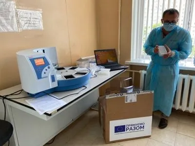 ЄС і ВООЗ передають обладнання для посилення тестування на COVID-19 в Україні