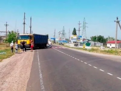 В Херсонской области под колесами грузовика погиб 80-летний водитель скутера