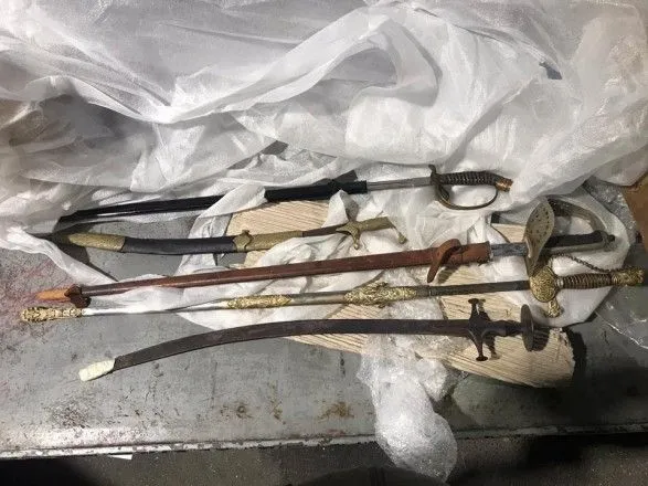 Мужчина пытался незаконно провезти сабли и меч из Италии в Украину