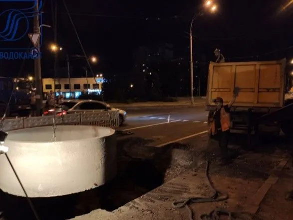 Из-за аварии на коллекторе в Киеве на дороге образовался провал